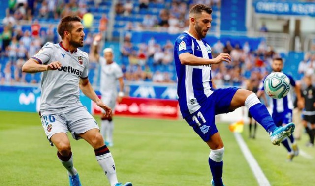 西甲保级战焦点：赫塔费主场迎战埃尔切，防线危机与士气对决，定位球与反击成关键。