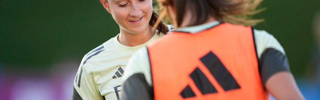 这球红牌？曼联女足欧冠铲球染红！球迷吐槽“史上最糟糕红牌”