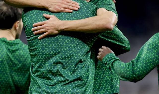 维尼修斯与哈维·阿隆索的“熊抱”：皇马内部矛盾的微妙信号